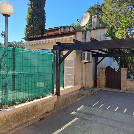 מוגין Maisonnette Au Milieu Des Pins מראה חיצוני תמונה