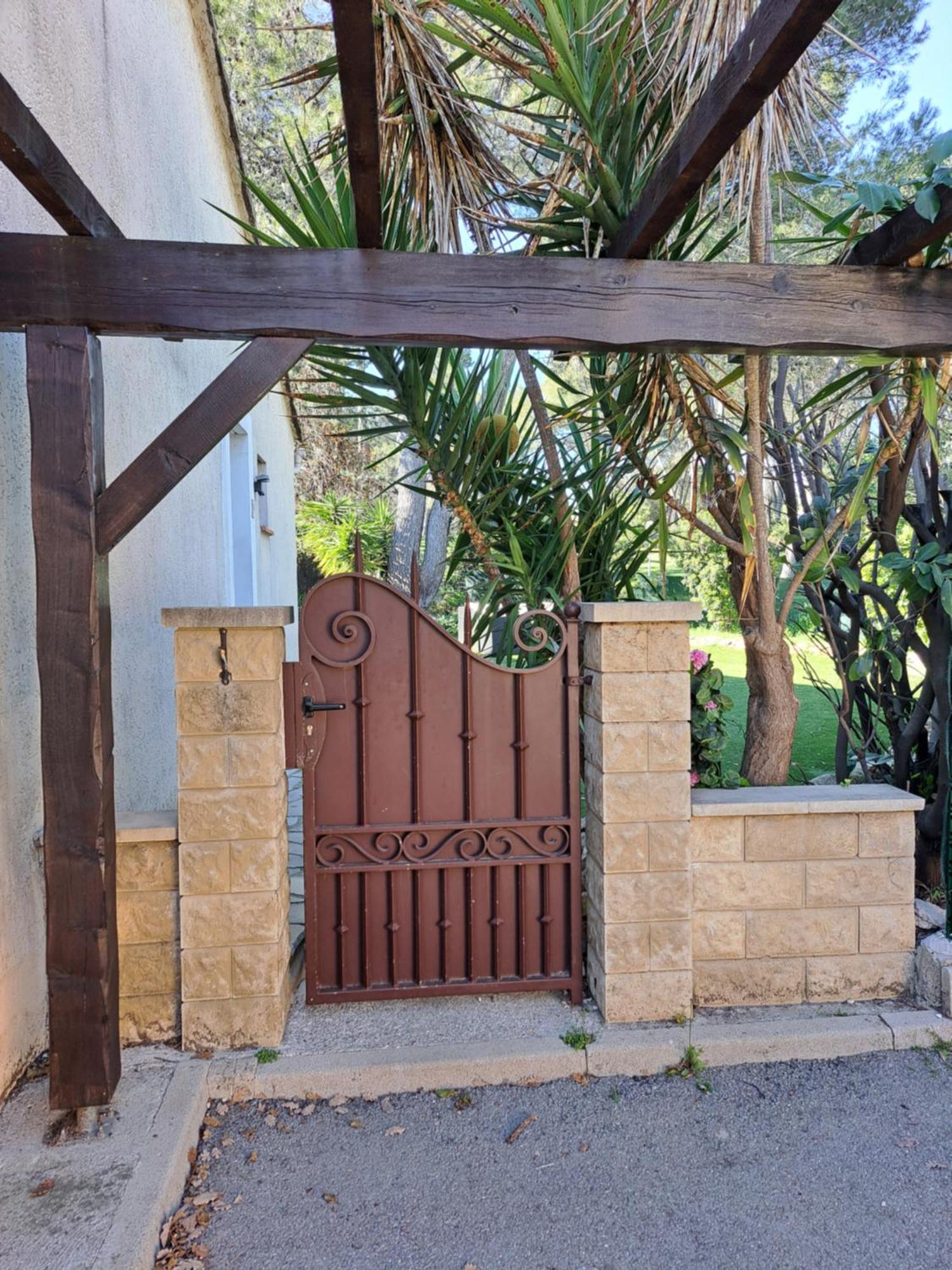 מוגין Maisonnette Au Milieu Des Pins מראה חיצוני תמונה